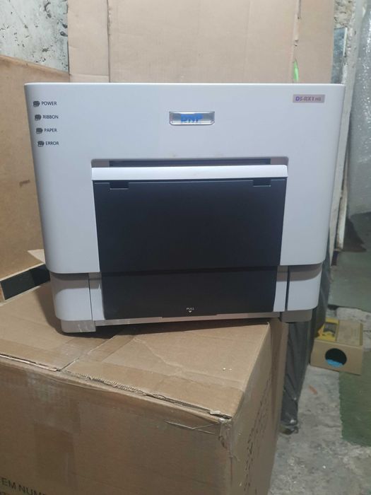 Vând imprimantă profesională DNP DSRX1HS + stickuri 99buc 2GB