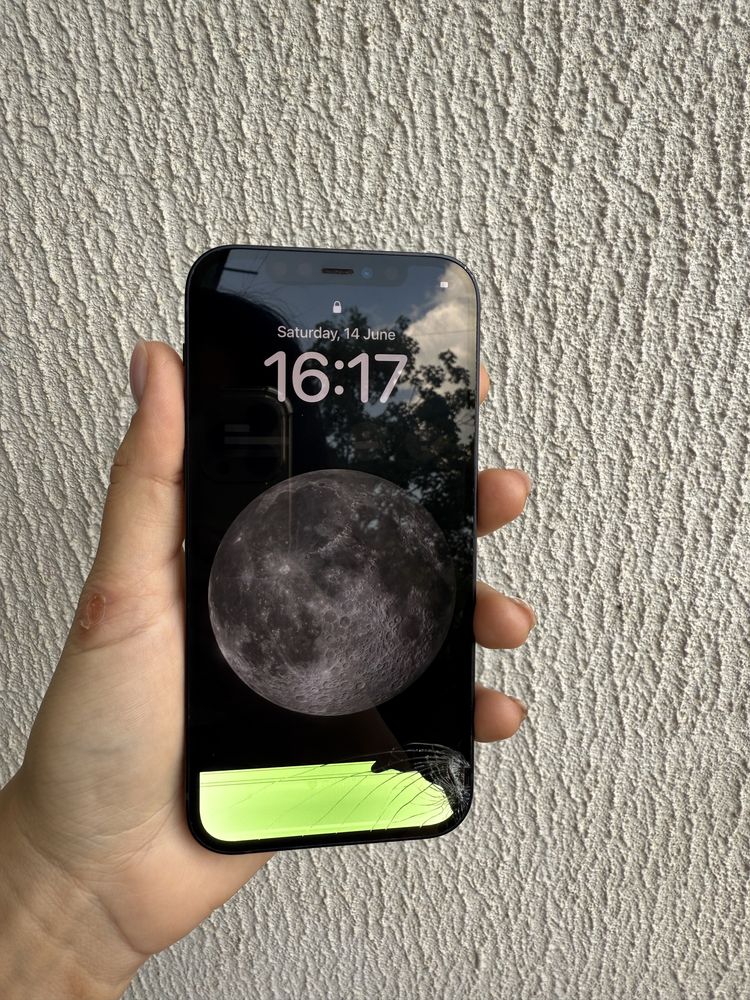 IPhone 12 - използван, леко счупен