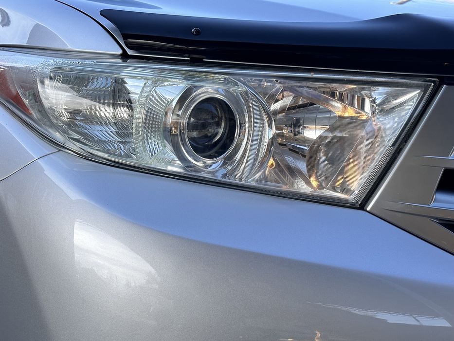 Продам фары тайота хайландер