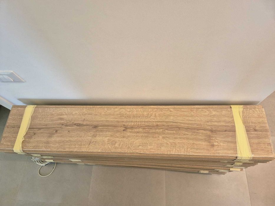 Parchet Egger, ca nou, 8mm, sistem cu clipsare + plinte