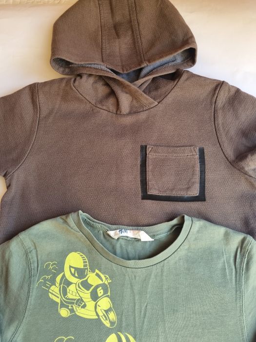 Зелена блуза с мотори H&M и блуза с качулка и къс ръкав Next, 122 см.