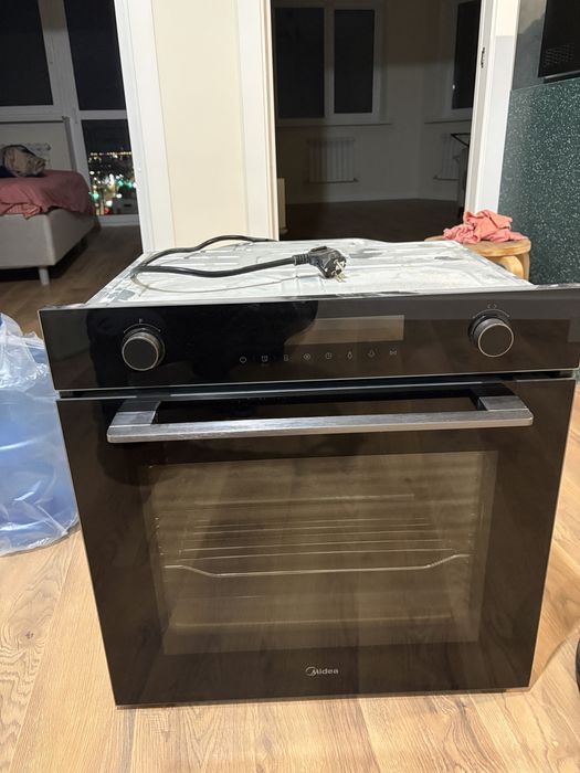 Встраиааемая духовка Midea (абсолютно новая)