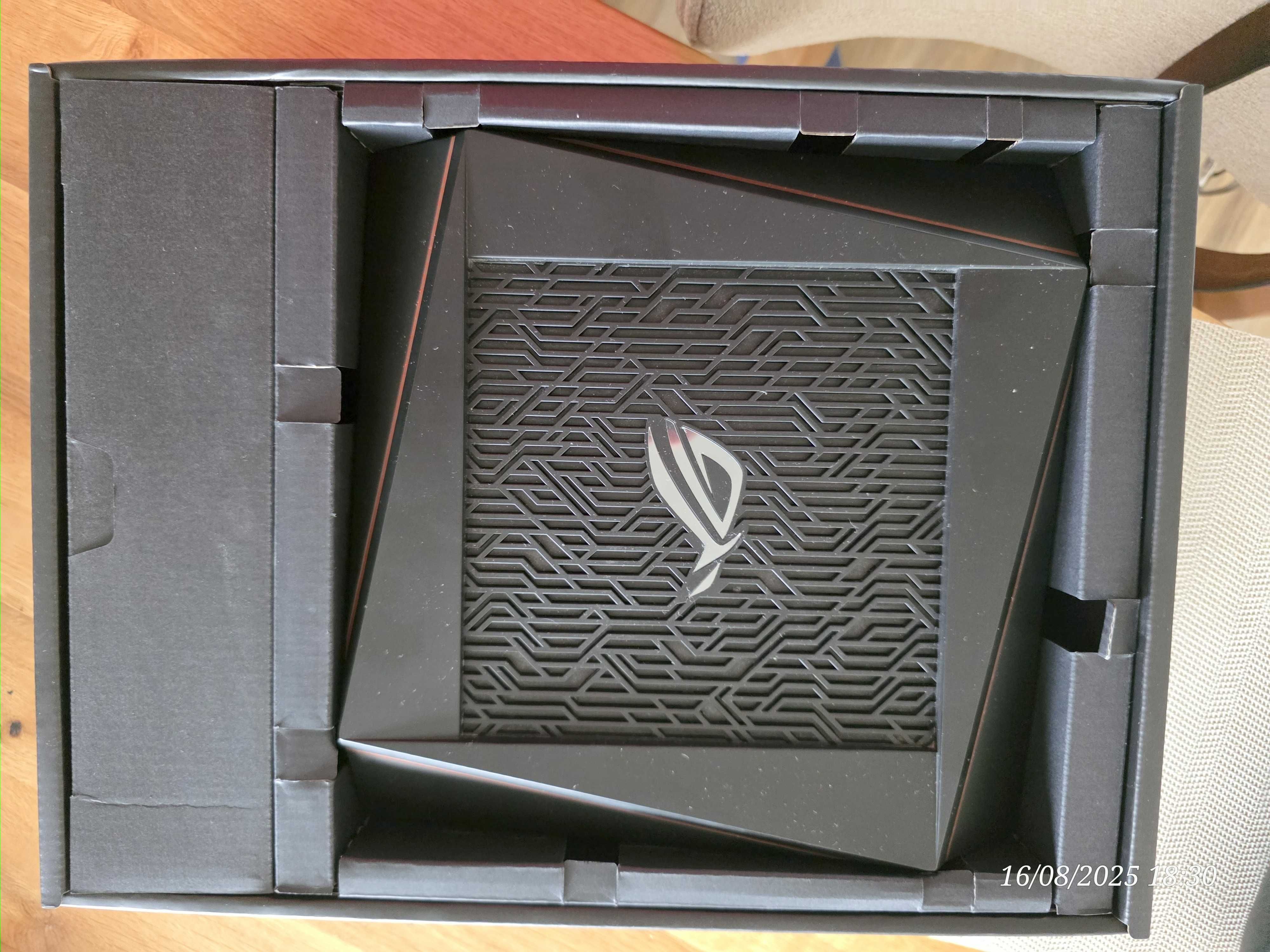 Продавам геймърски трибандов Wifi 6 рутер ASUS ROG Rapture GT-AX11000