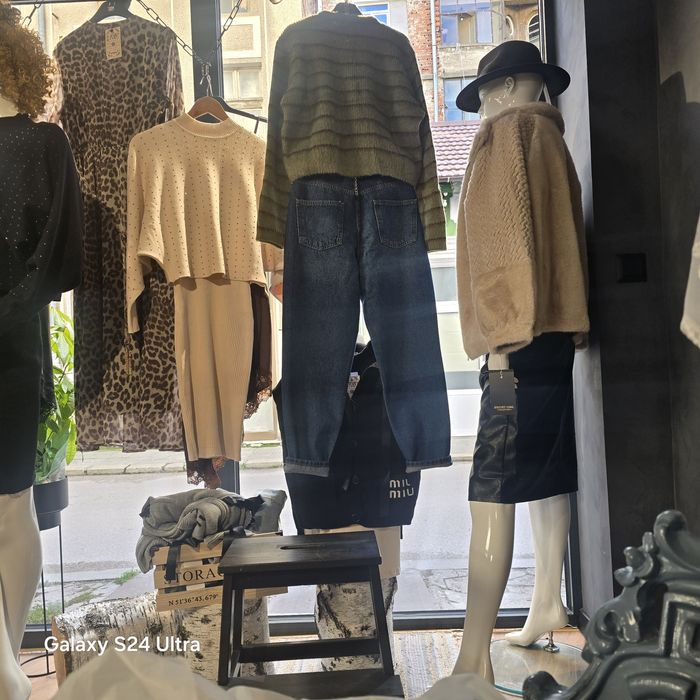 3бр дамски манекени със стойка.много запазени и работещи все още.