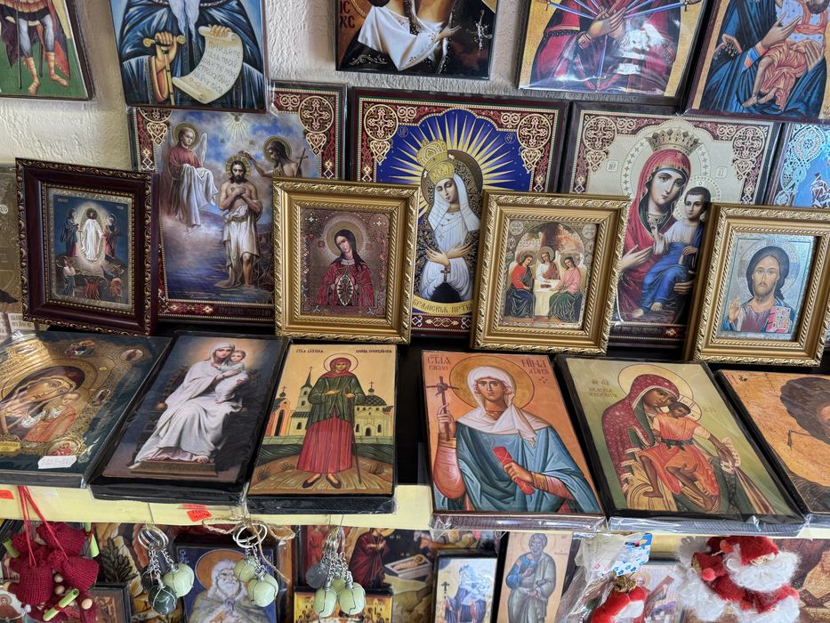 Икони ръчно правени на платно и хартия