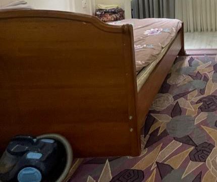 Koravat, va 2 ta oq shkaf sotiladi