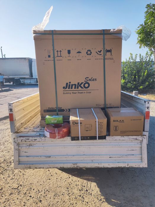Quyosh panel va invertorlar ustanofkasi bilan