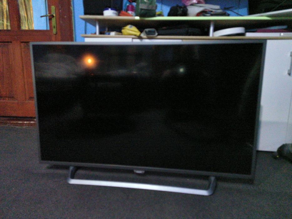 Smart TV LED 4K ultrasubţire
cu Ambilight pe 2 laturi
126 cm (50")
Tel