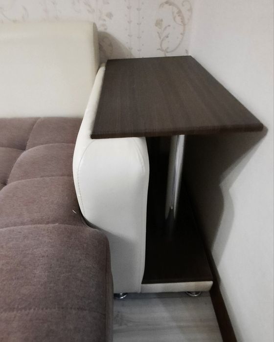 Диван - кровать со столиком.