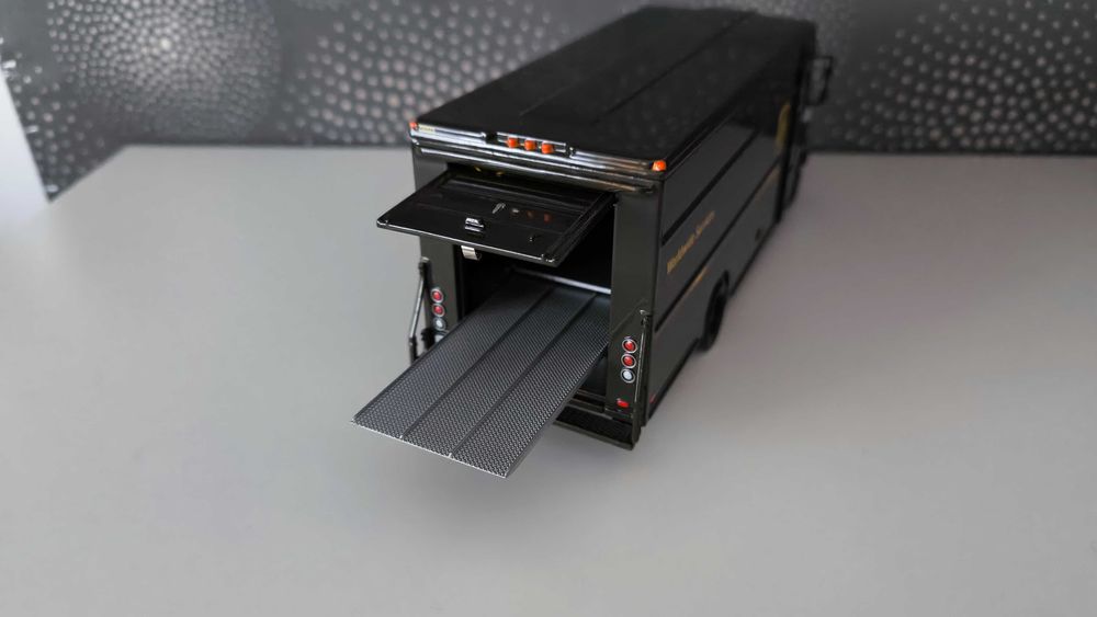 Macheta microbuz UPS Delivery – 1/32 Revell – Action Models