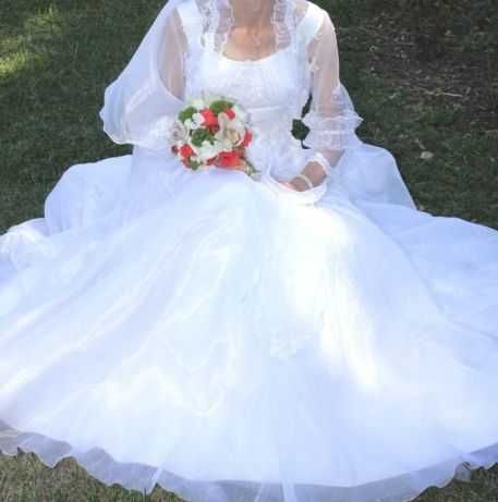 Rochie de mireasă, albă, stil prințesă,cu crinolină și boleró dantelat