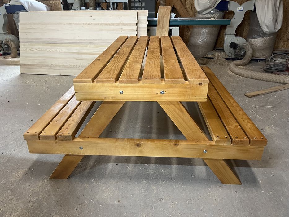 Moblier din lemn masiv - mese, scaune, canapele, paturi - pe comandă