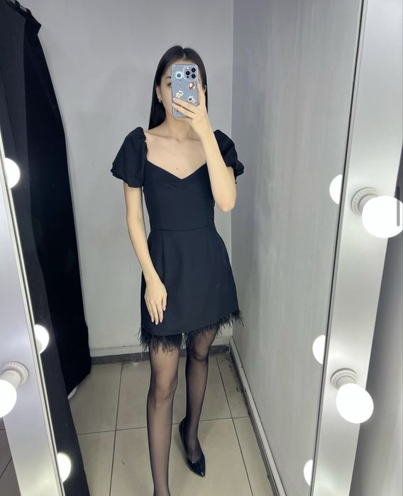 Вечерний черный платья,с перьями.