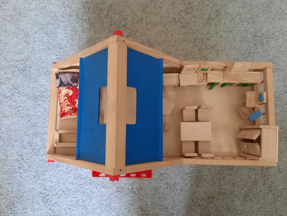 Casuta de lemn cu accesorii