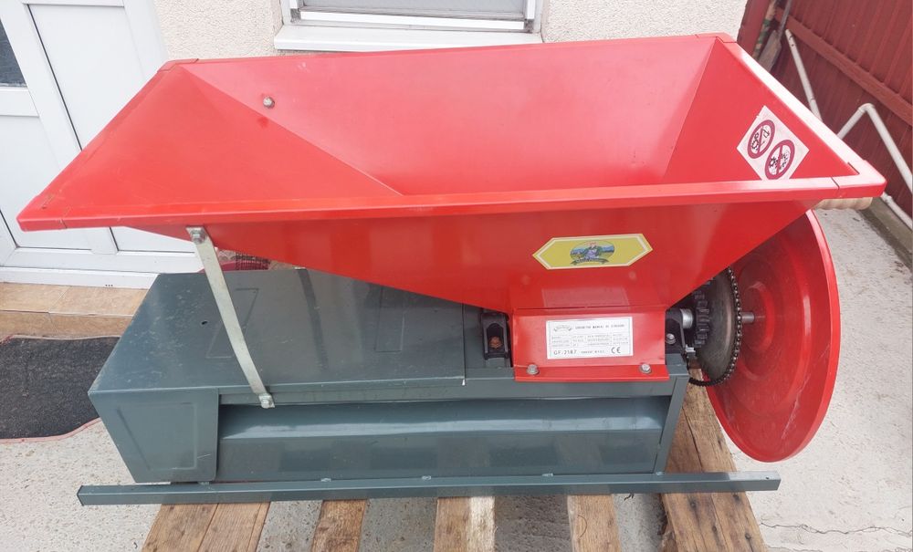 Vând zdrobitor-deschiorcinator struguri