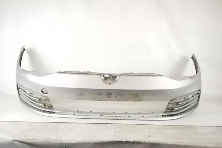 Оригинална предна броня в добро състояние Фолксваген ВВ / Volkswagen V