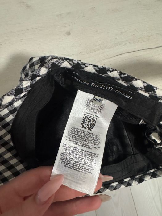 Шапка с козирка Guess
