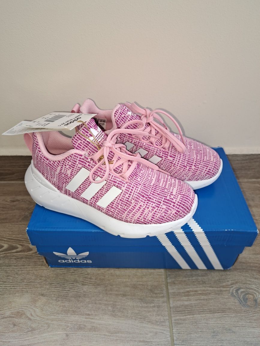 Нови маратонки  Adidas, номер 31