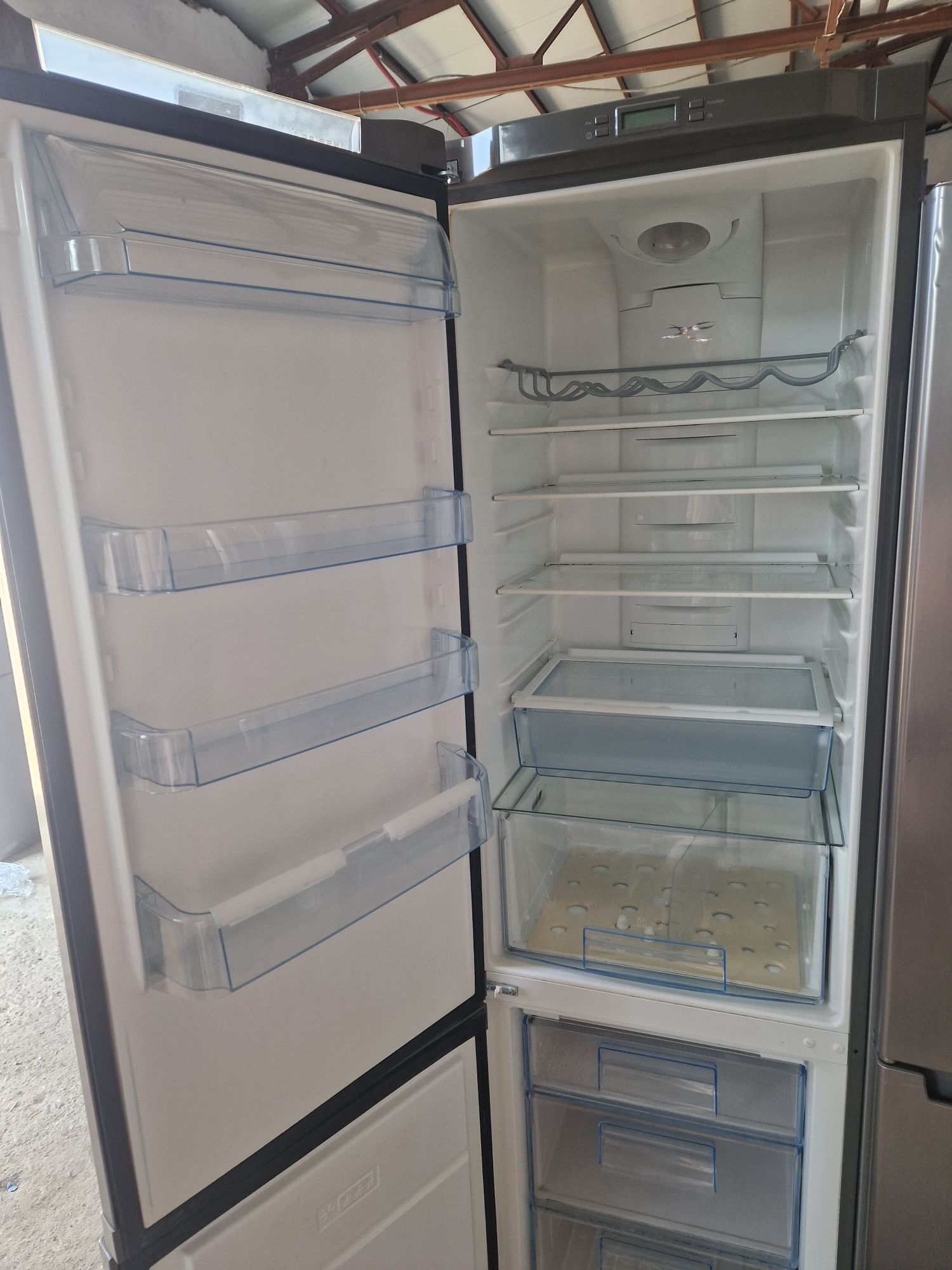 Хладилник с фризер Electrolux A++ No Fros 200 смt