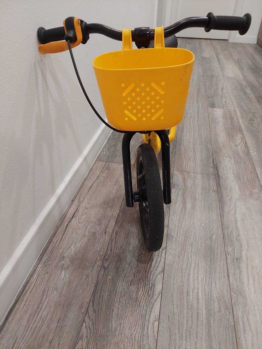 Bicicletă de echilibru Between cu coș