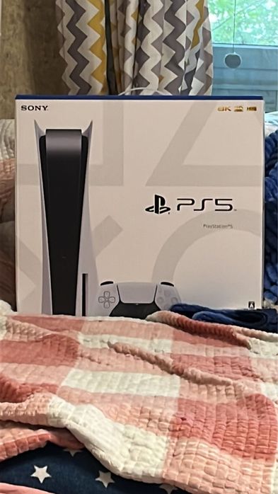 Playstation 5 б/у с двумя геймпадами + 2 игры