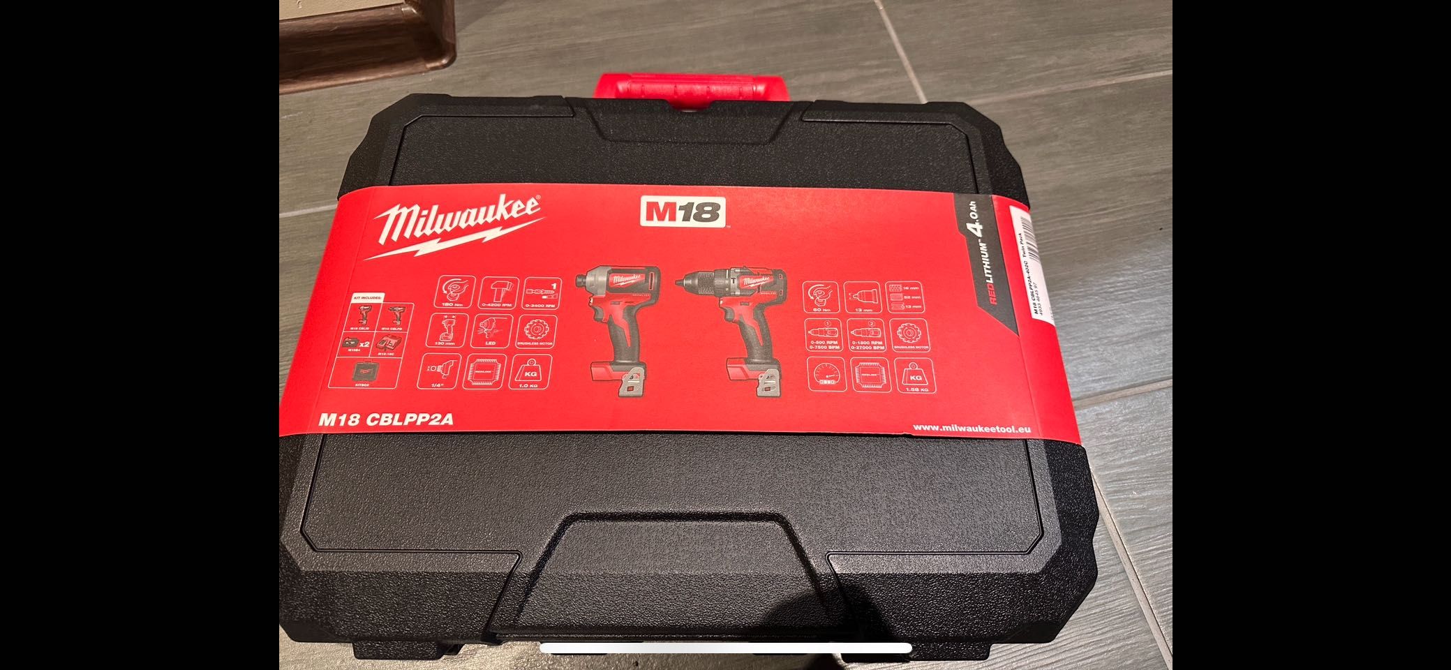 Чисто Нов Комплект Milwaukee M18 CBLPP2A-402C с 2 батерии и зарядно