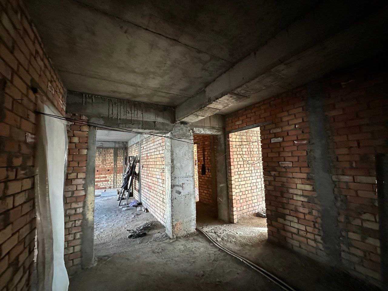 Продаётся квартира В ГАБУСЕ 3-Этаж/6  160кв.м. Коробка. Алайский рынок