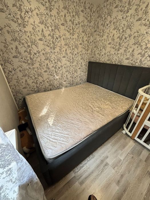Кровать с матрасом