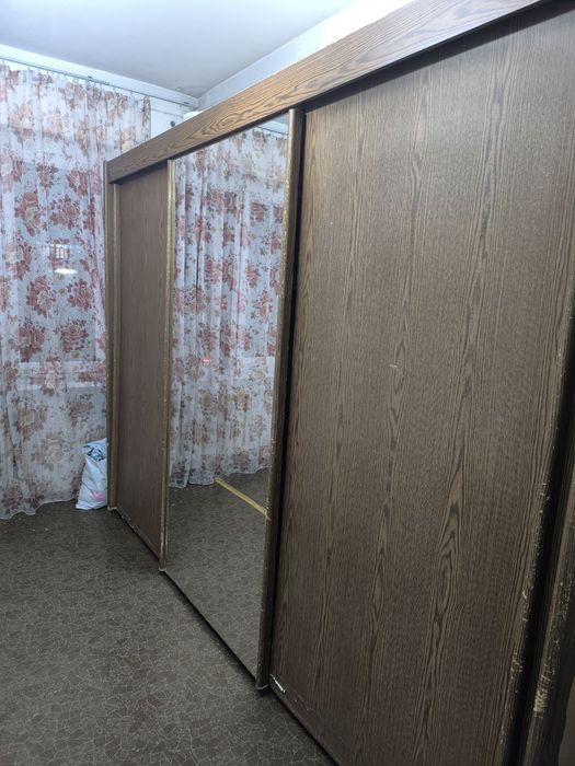 Продается шкаф большой в спальню