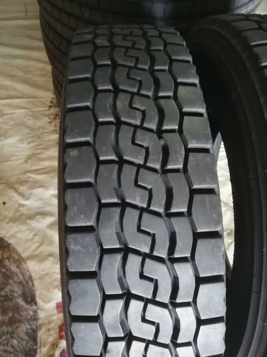 8 броя Тежкотоварни гуми 275/80R22.5 Bridgestone 149/146M M+S Japan