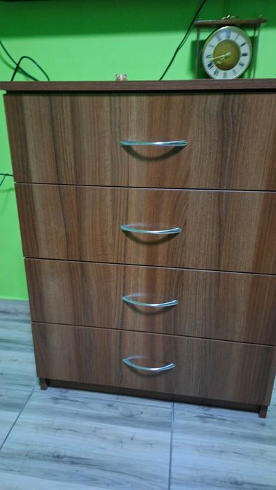 Продавам скрин в кафявата гама.