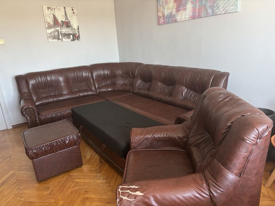 Комплект холова гарнитура: ъглов диван, фотьойл и табуретка.