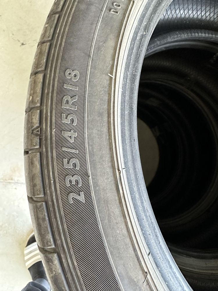 Set anvelope Dunlop vara 235/45R18