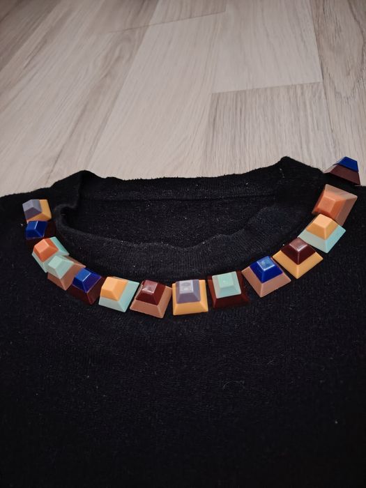 Pulover deosebit cu accesorii