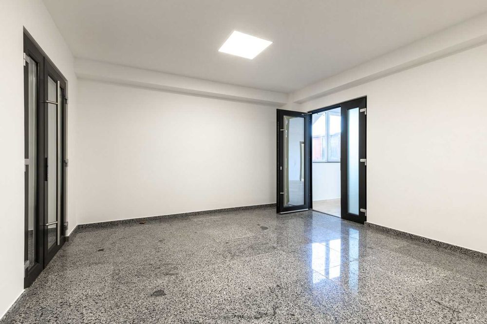 Inchiriez spatiu 650 mp