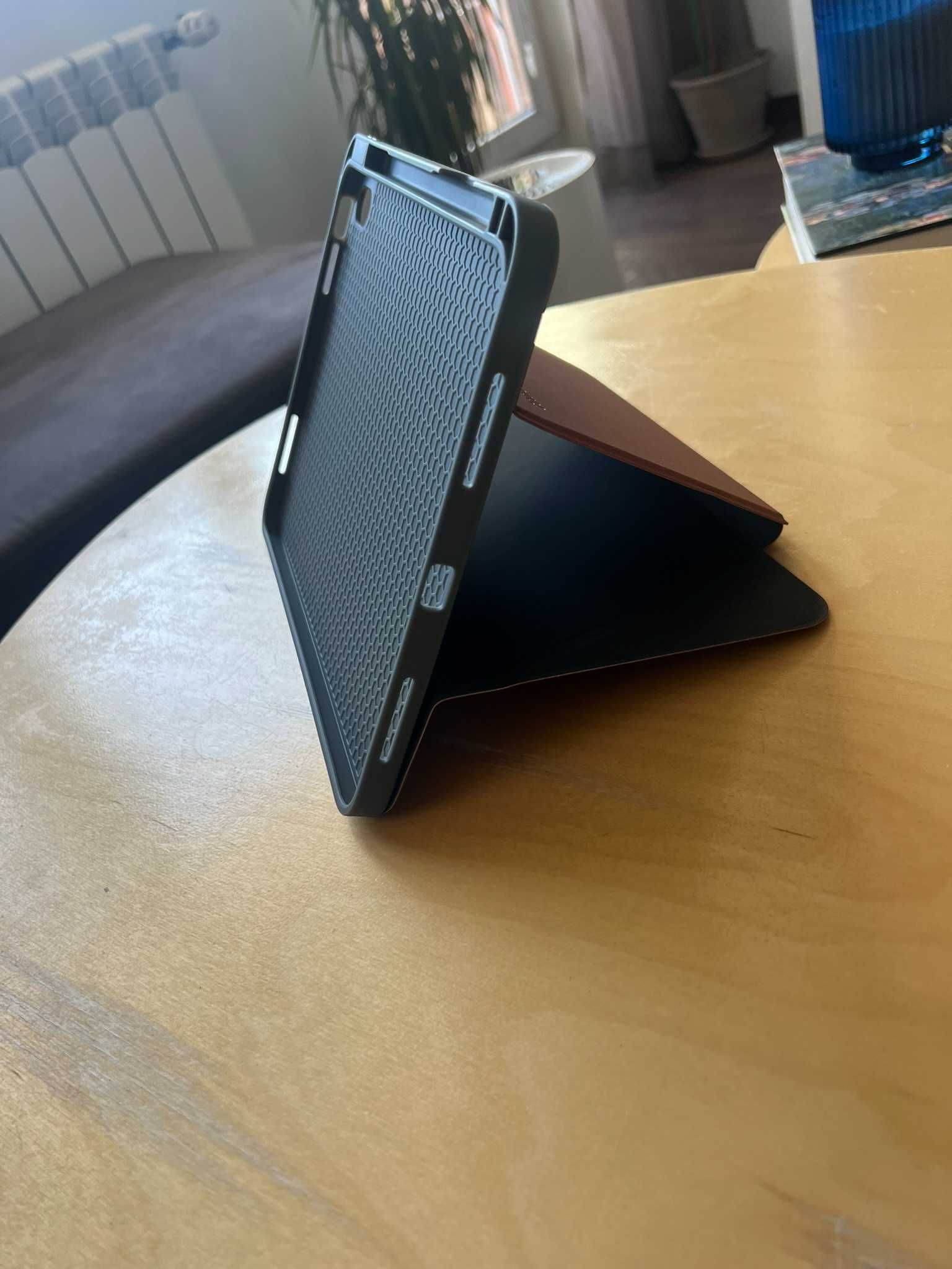 Вертикален кейс iPad 10.9"
