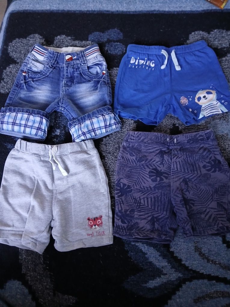 Pantaloni scurți