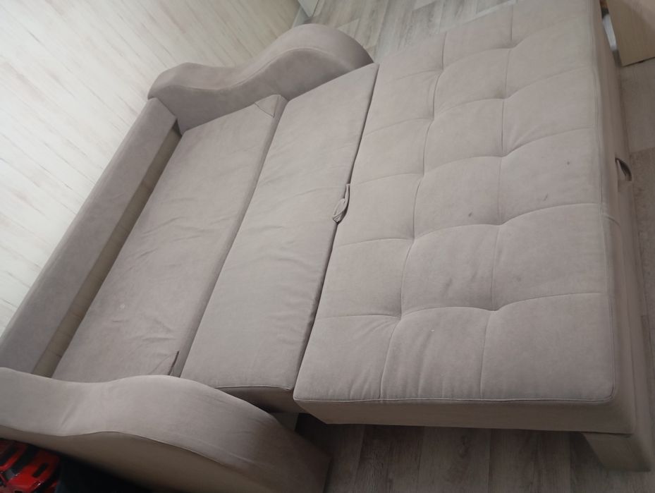 Продам диван срочно.