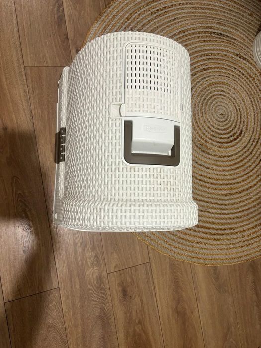 Litiere pisică cu capac + ușiță batantă – stare foarte bună – 100 lei