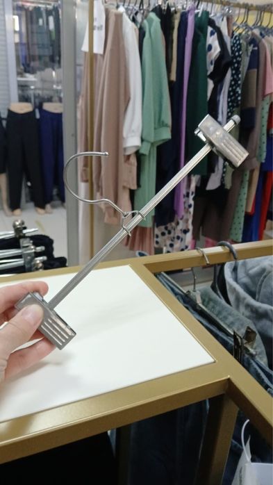 Продам вешалки для одежды и брюк ,кронштейны