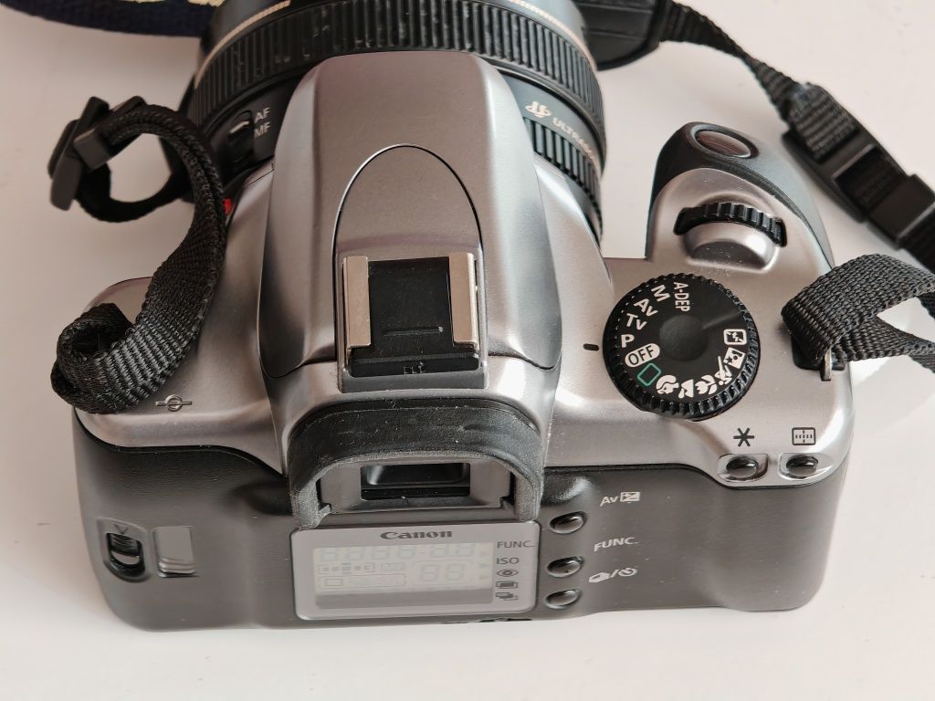 Лентов фотоапарат Canon 3000 V