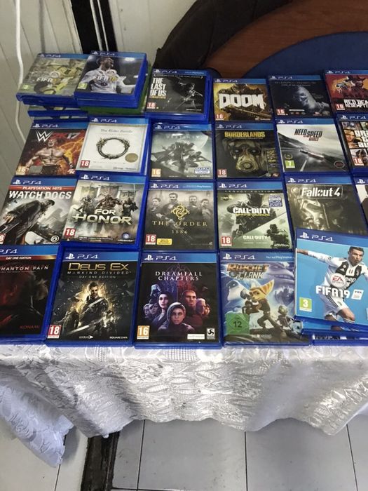 Ps 4 slim impecabil 2 manete 3 jocuri cadou PlayStation 4