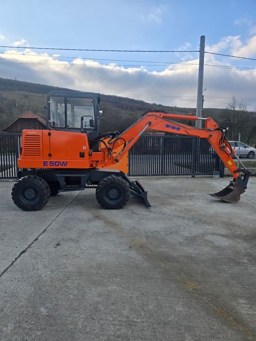 Vand miniexcavator Fiat Hitachi de 5 tone pe roti