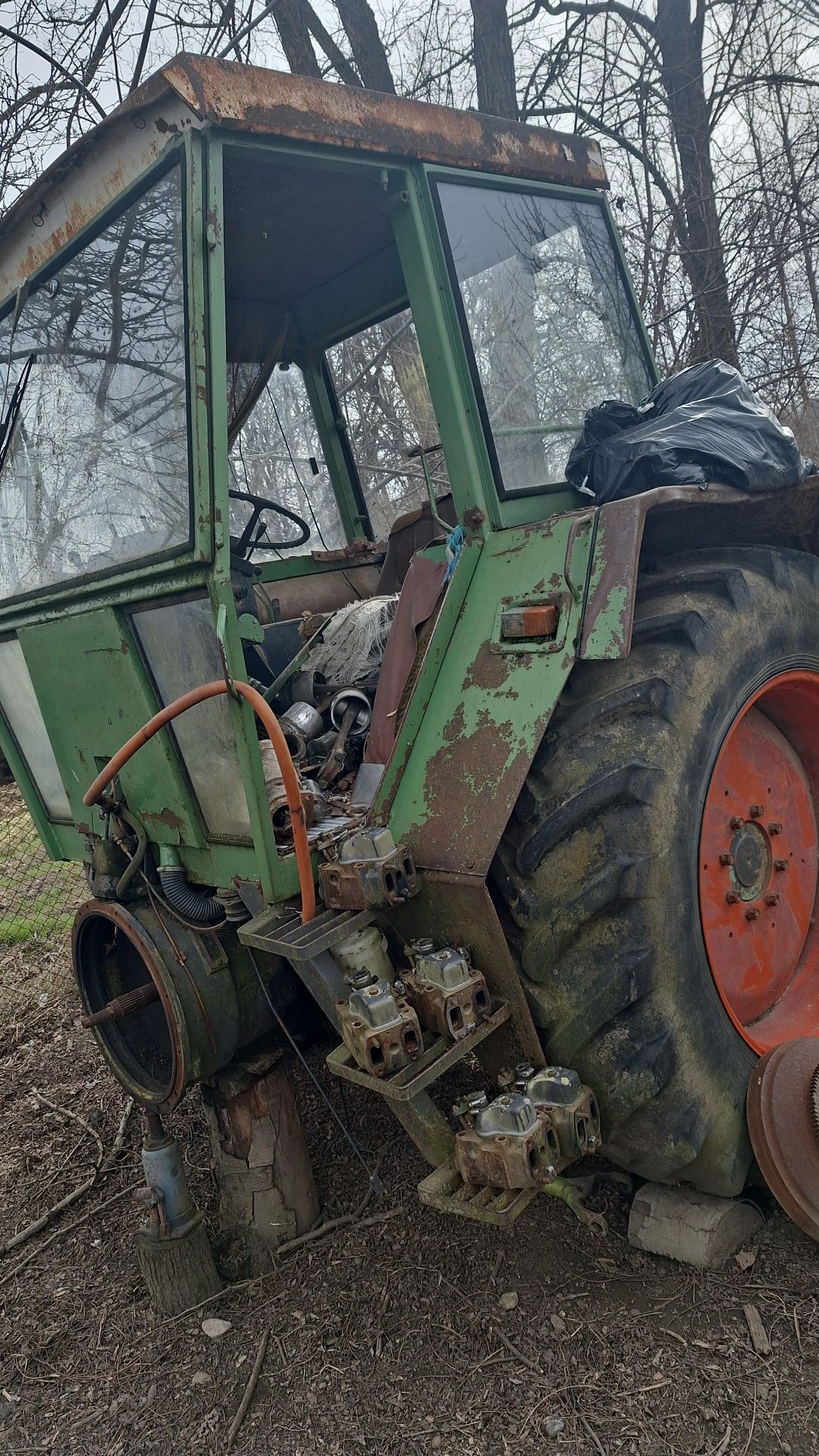 Dezmembrez tractor  Fendt 614LS