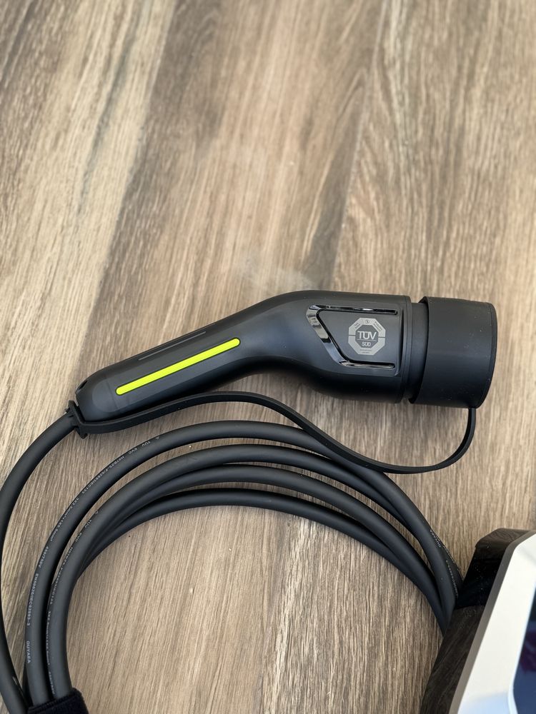 Чисто ново зарядно за Plug in Hybrid електрически автомобил