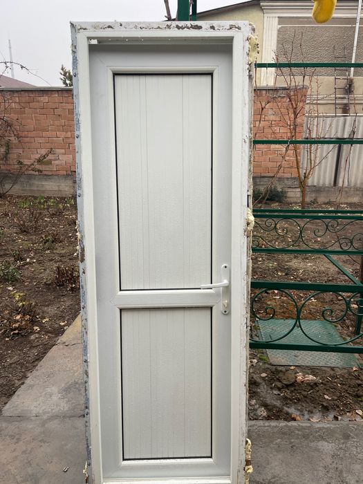 Продается пластиковая дверь б/у белого цвета в хорошем состоянии
