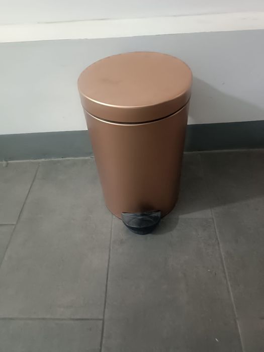 Металлическая упна с педалью