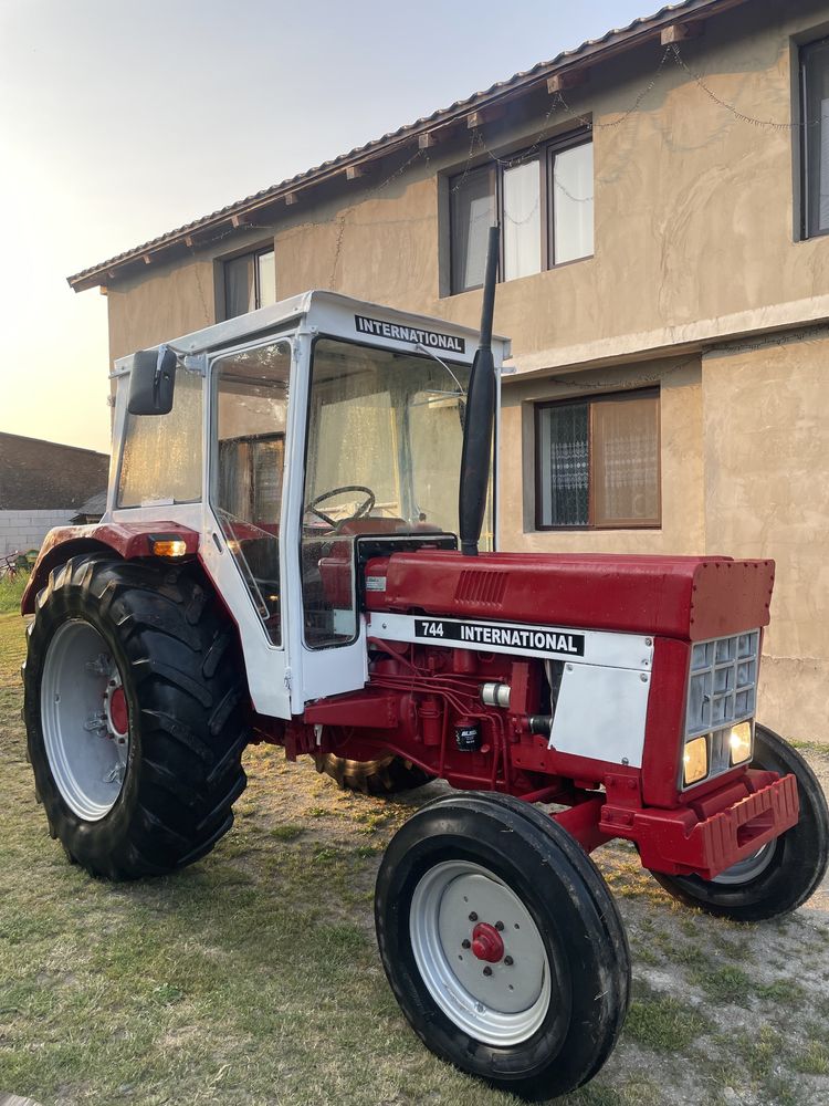 Tractor International 744