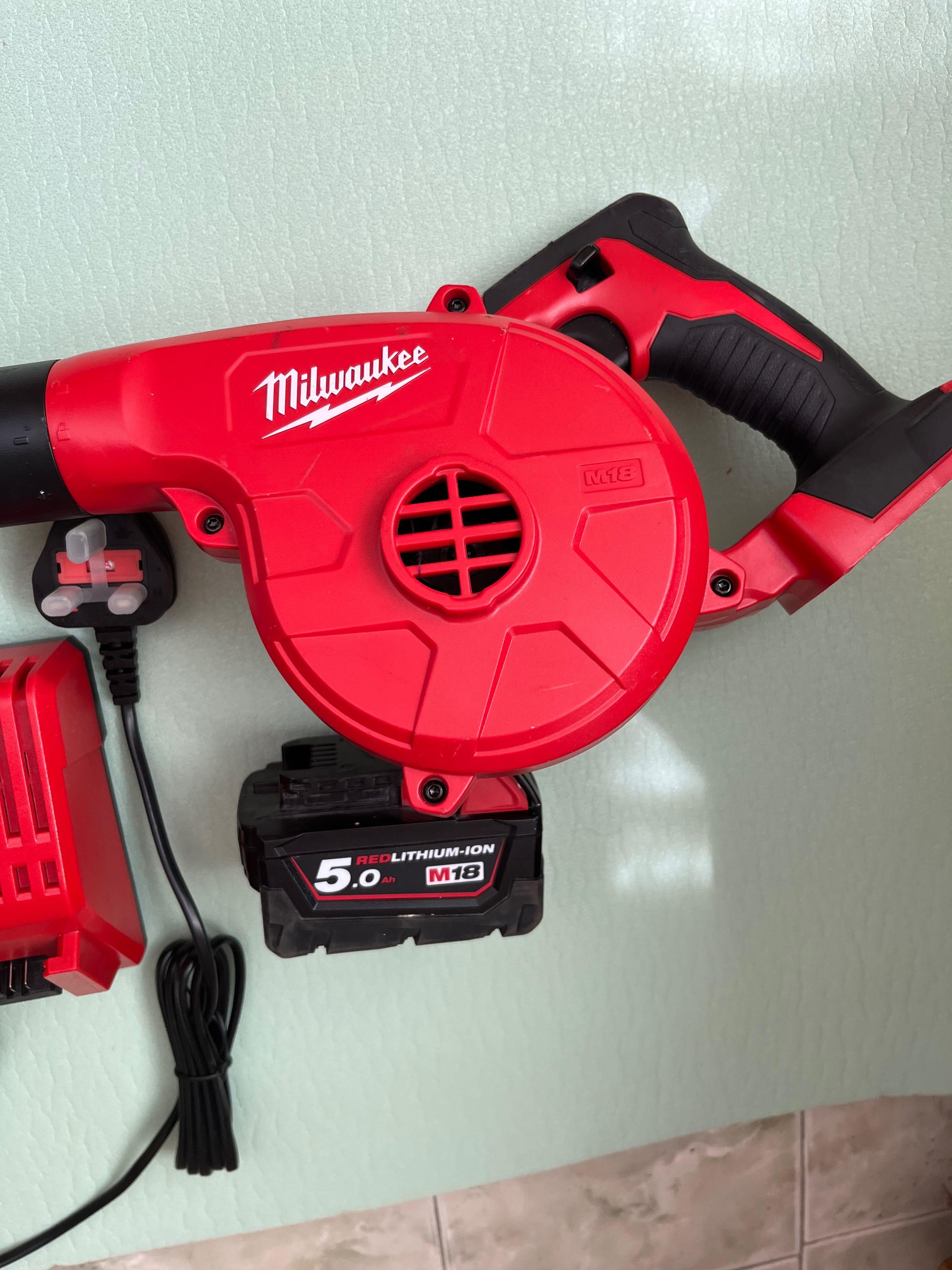 Духалка Milwaukee 18V 5Ah със зарядно