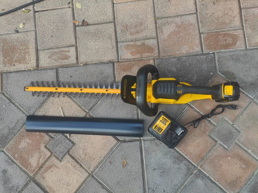 Ferăstrău  ptr. gard viu DEWALT DCM 563 ca nou